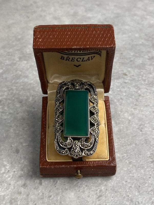 Veľký strieborný prsteň s markasitmi a veľkým zeleným kameňo - 5