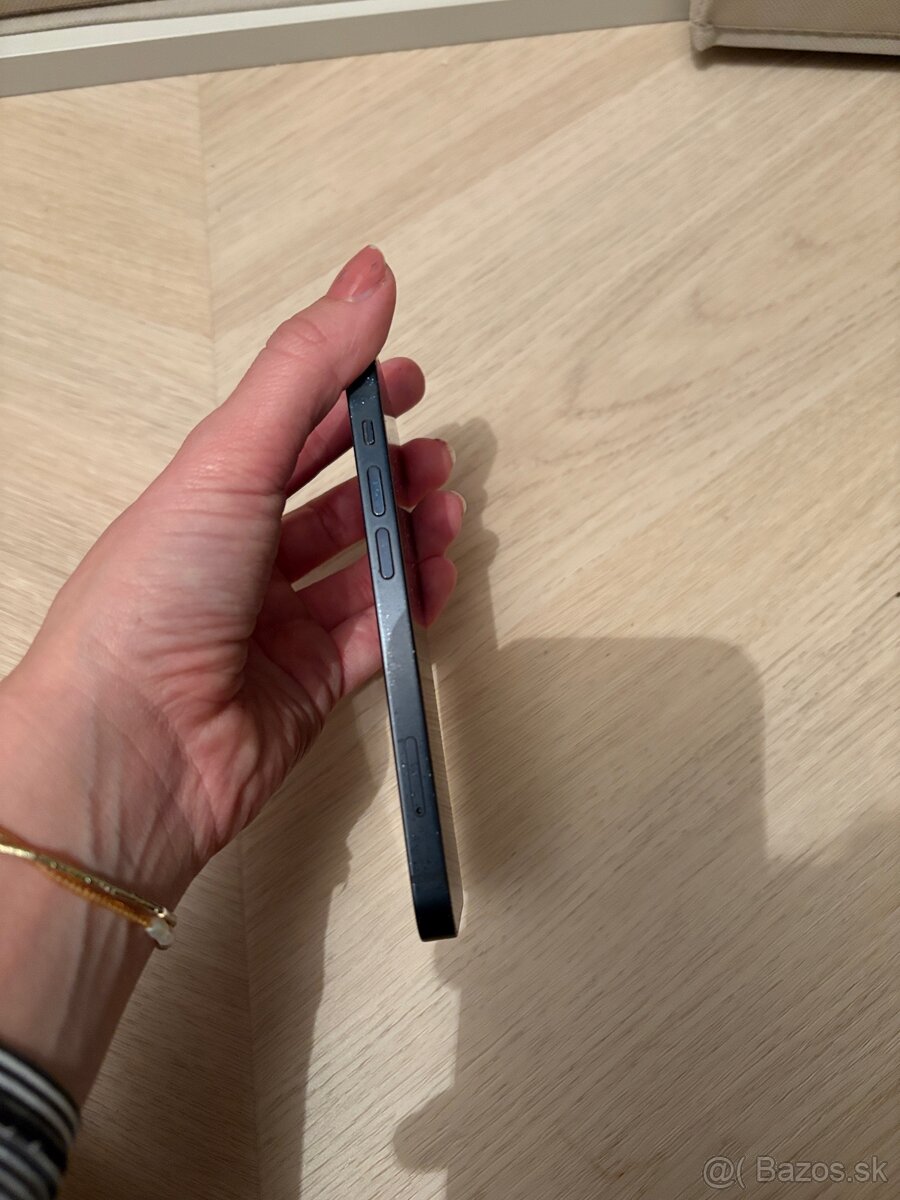 Cierny iphone 13 mini so sluchadkami a nabijackou - 5