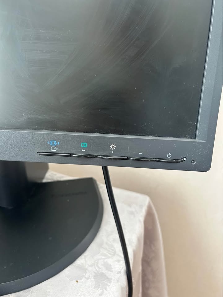 Lenovo ThinkVision monitor + cable - 5
