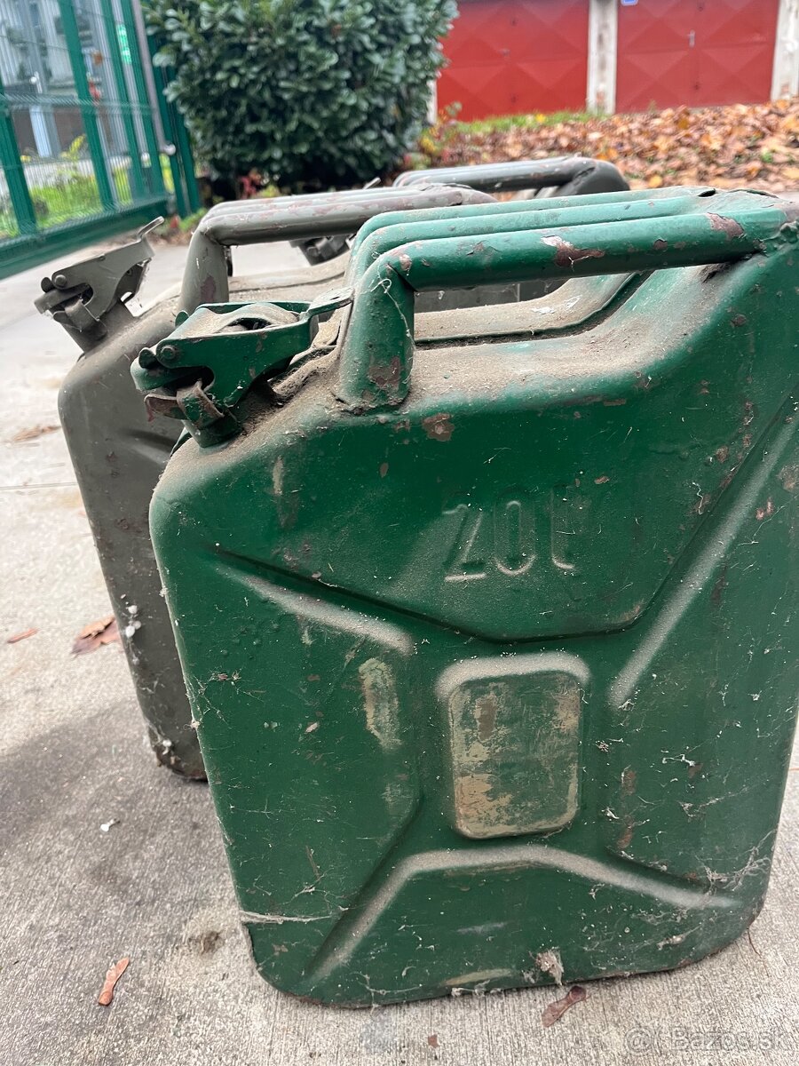 Kanistre na benzím - 5