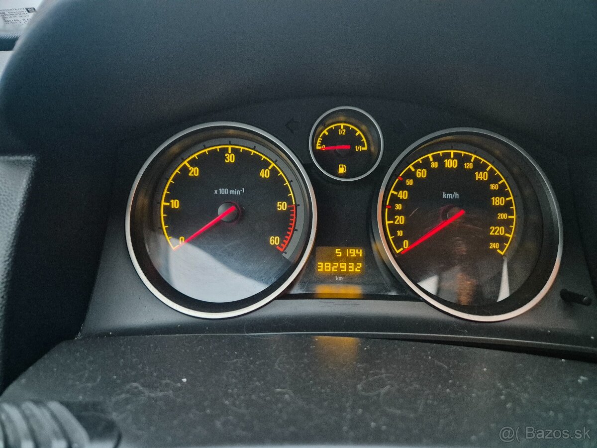 Predám na náhradné diely opel astra station wagon (2006) - 5