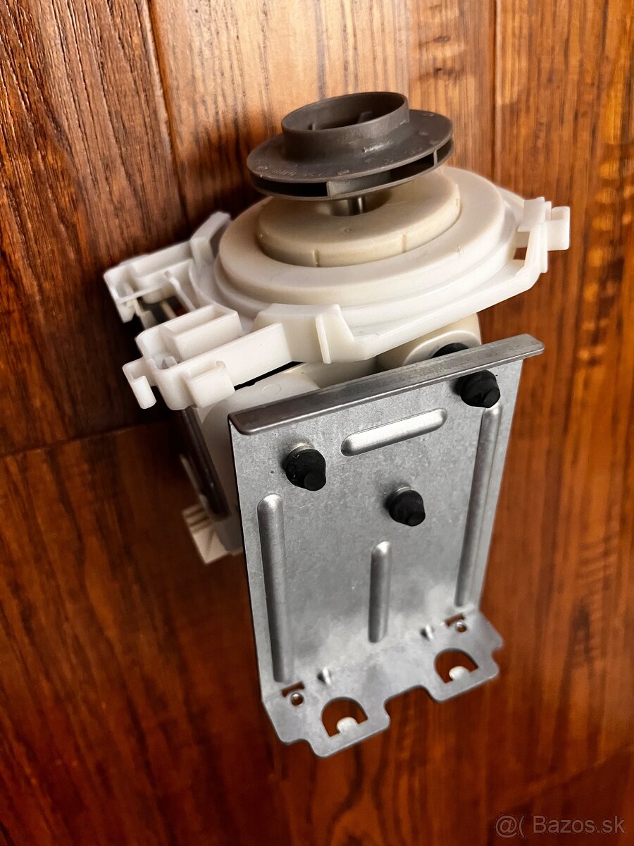 Predám obehové čerpadlo umývačky riadu Whirlpool ADG 7665 - 5