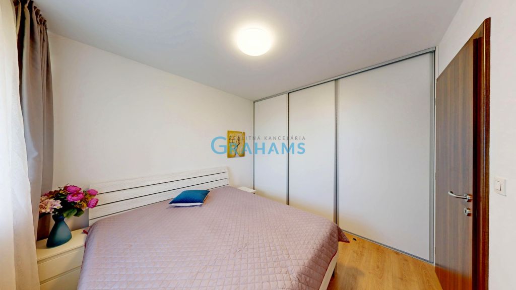 Moderný 2‑izbový byt s terasou, predzáhradkou a vlastným par – foto 5