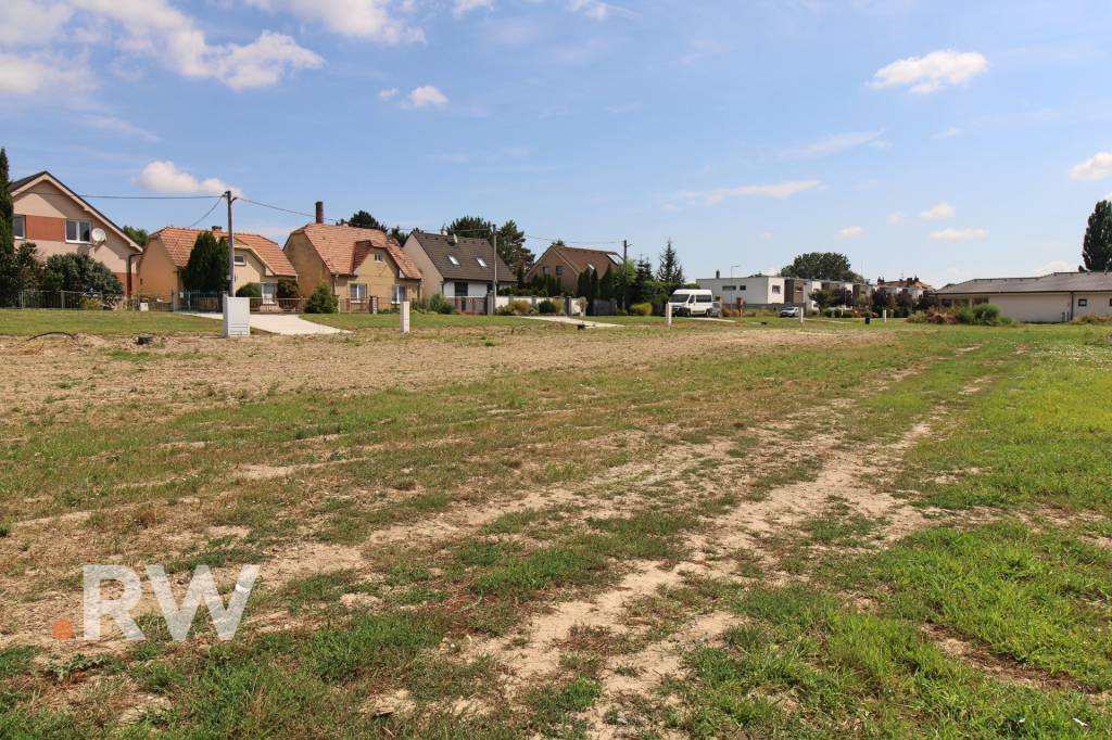 VLČKOVCE - nová štvrť - pozemok 700 m2 - všetky IS - 5