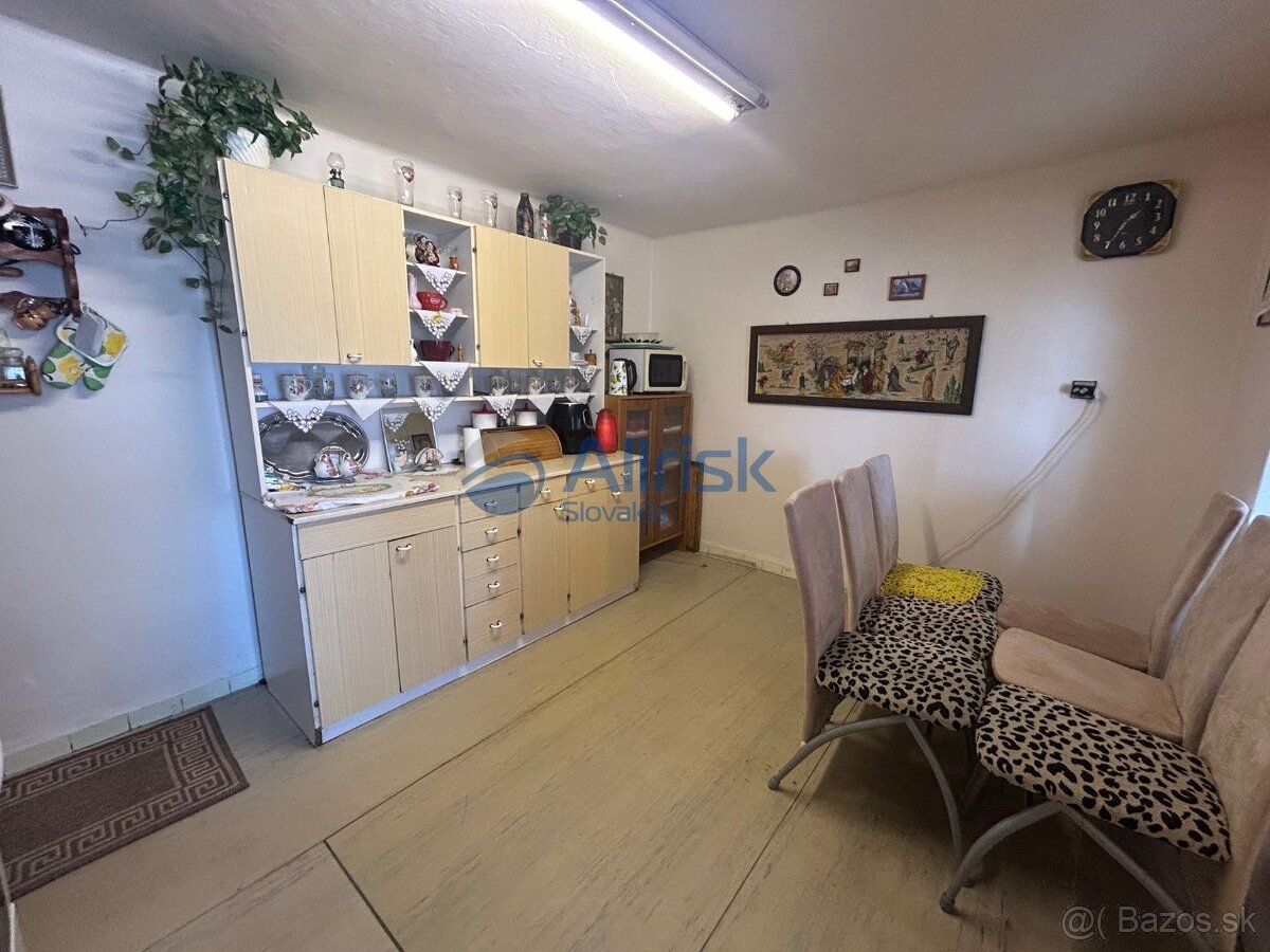 Starší zachovalý rodinný dom v tichej ulici v obci Hájske - 5