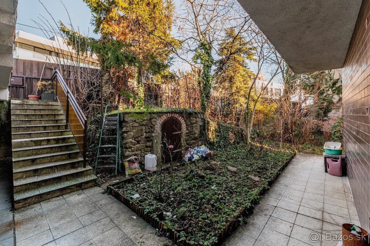 Dvojpodlažný dom Na Hradnom Kopci s dvojgarážou Staré Mesto - 5