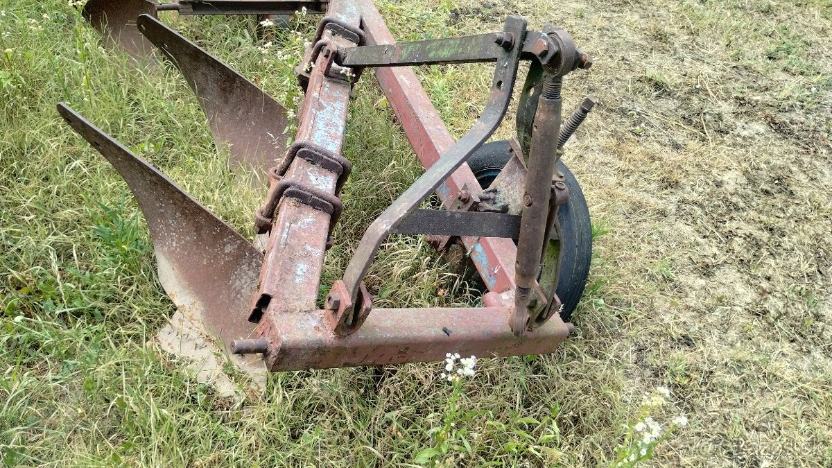 Traktor z náradím - 5