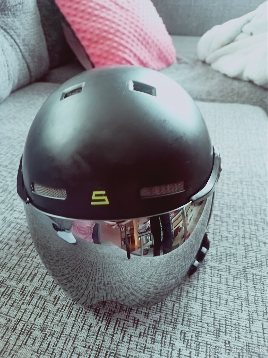 Predám Lyžiarska prilba so štítom - 5