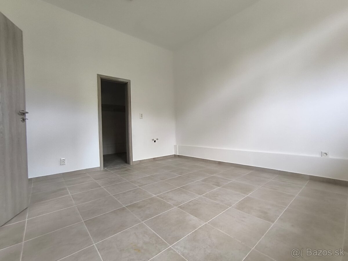 Priestor vhodný pre dve ambulancie na predaj v centre obce - 5