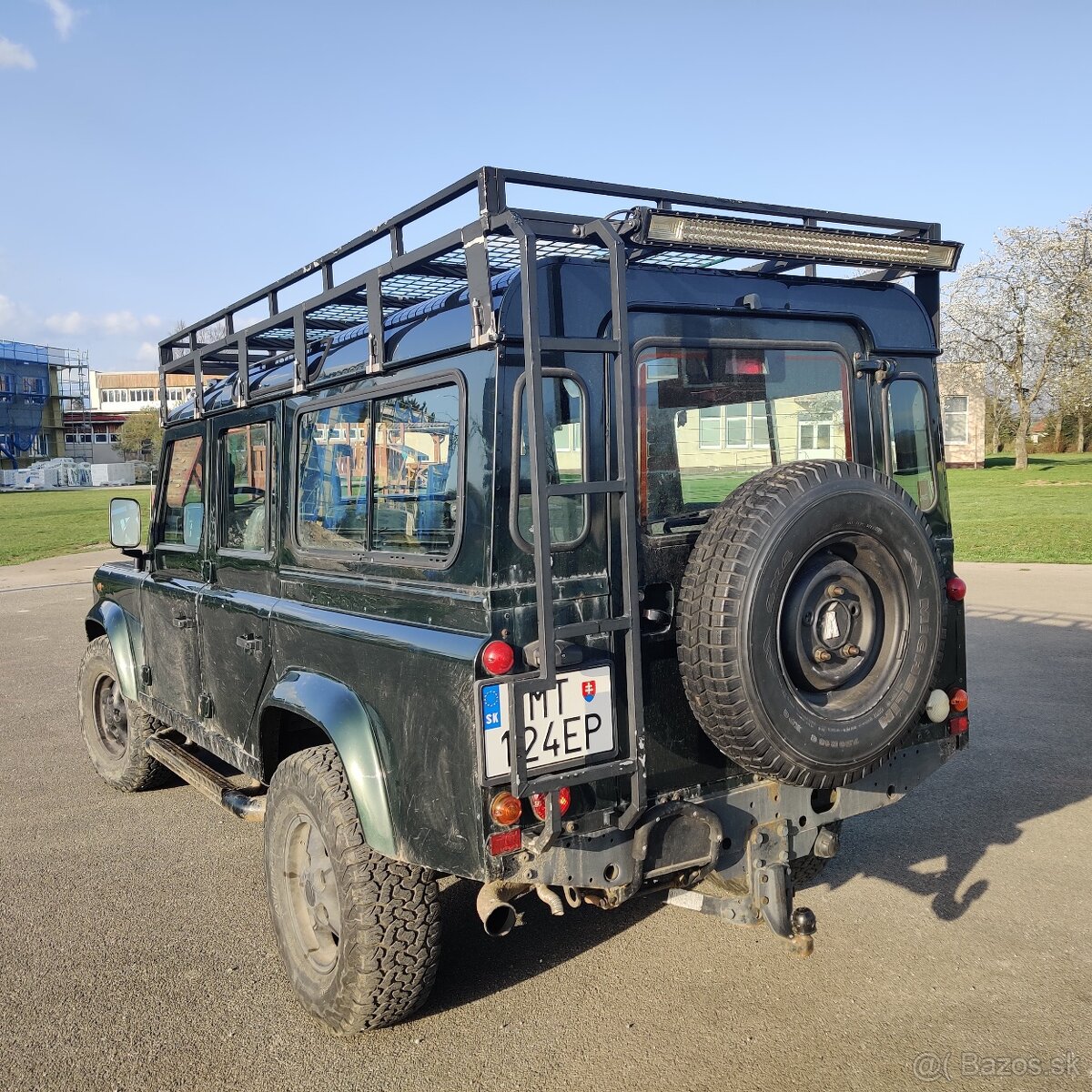Land Rover Defender 9miest