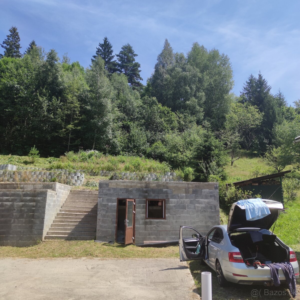 Pozemok s rozostavanou stavbou, stavebnym povolením a potoko - 5