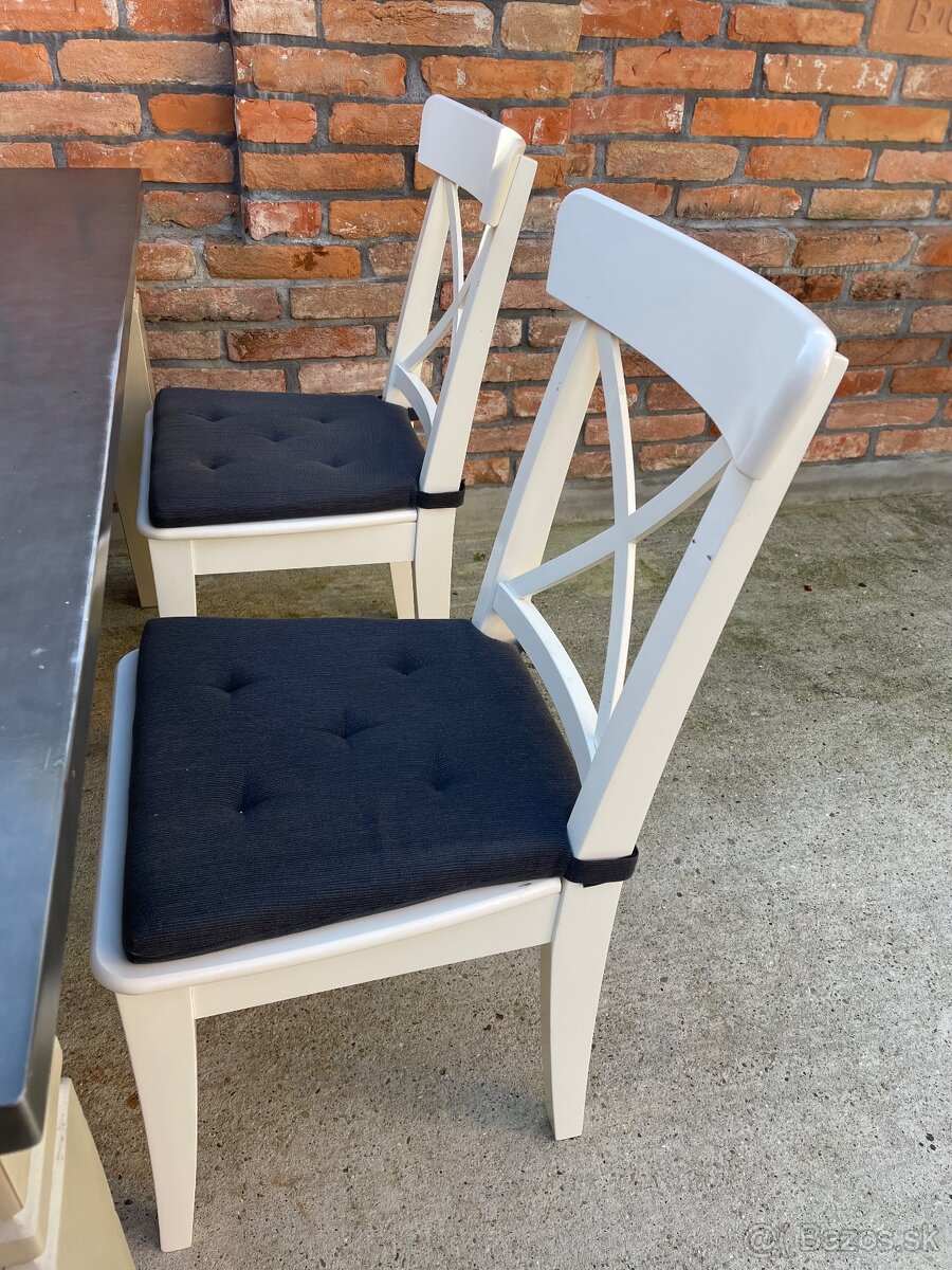 Masívny jedálenský stôl a 4 jedálenské stoličky - 5