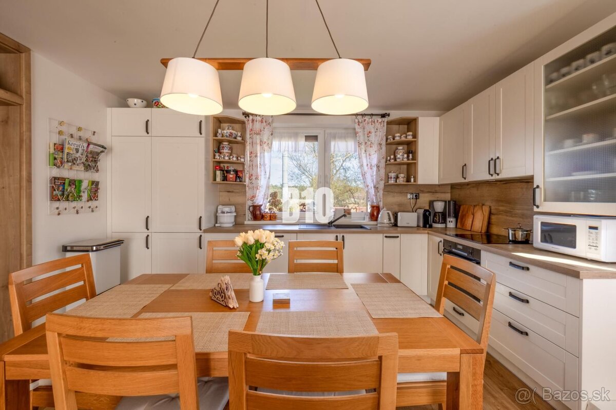 RODINNÝ DOM S ÚŽASNÝM SÚKROMÍM, VEĽKORYSÝM POZEMKOM A MODERN - 5