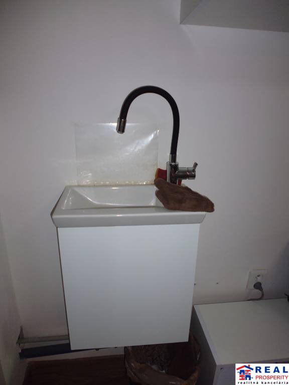 ČAPAJEVOVA: 31 m2 -nebytové priestory s UMÝVADLOM -1.posch. - 5