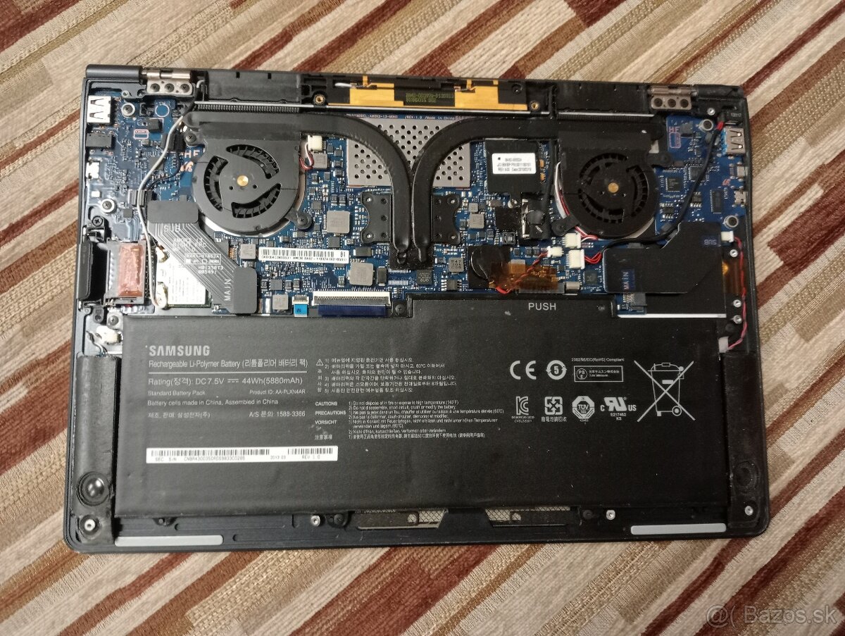 predám nefunkčný notebook Samsung NP300X3E - 5