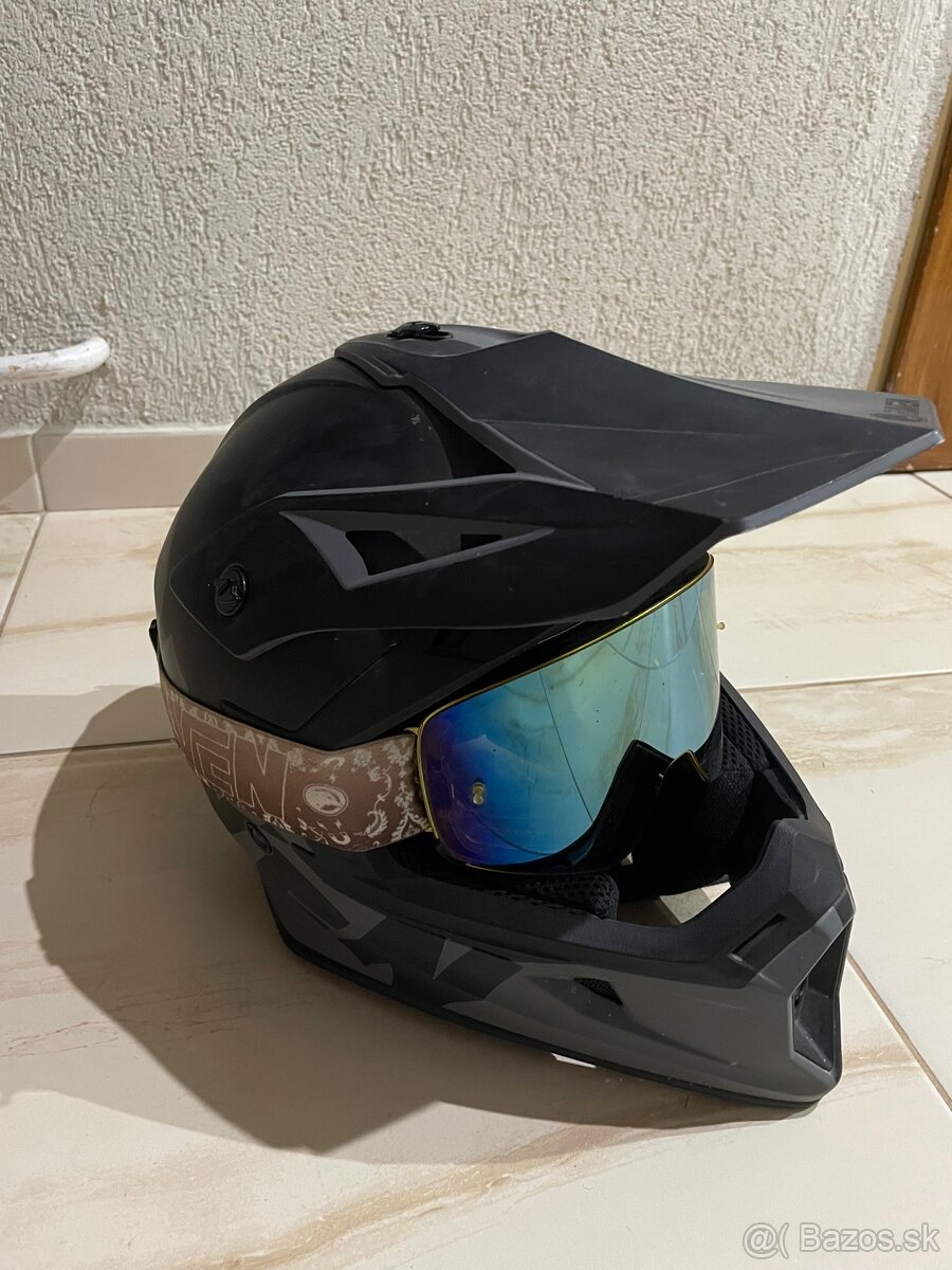 Predám výstroj na motorku