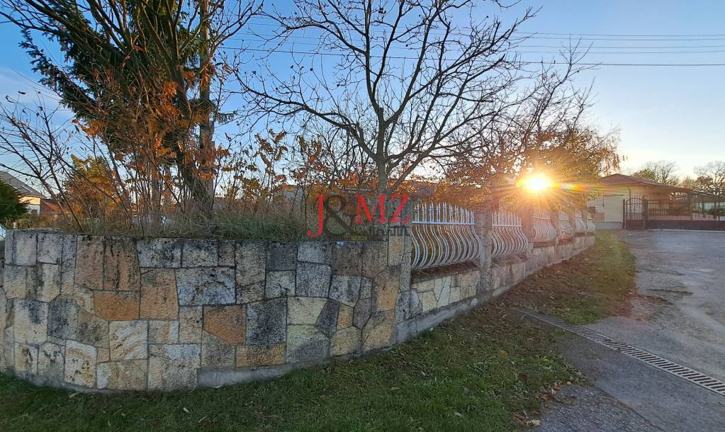 Stavebný pozemok 815 m2 s budovou, Levice, Kalinčiakovo (SM - 5