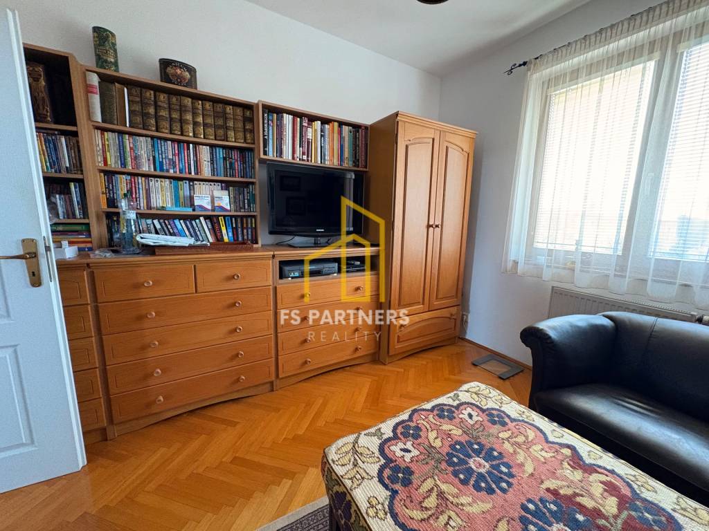 Predaj priestranného 5-izbového bytu v centre Komárna – Pető - 5