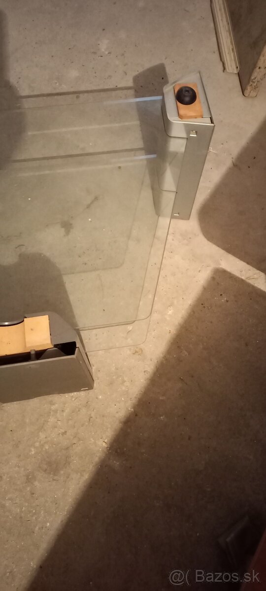 sklenený TV stolík s policami - 5