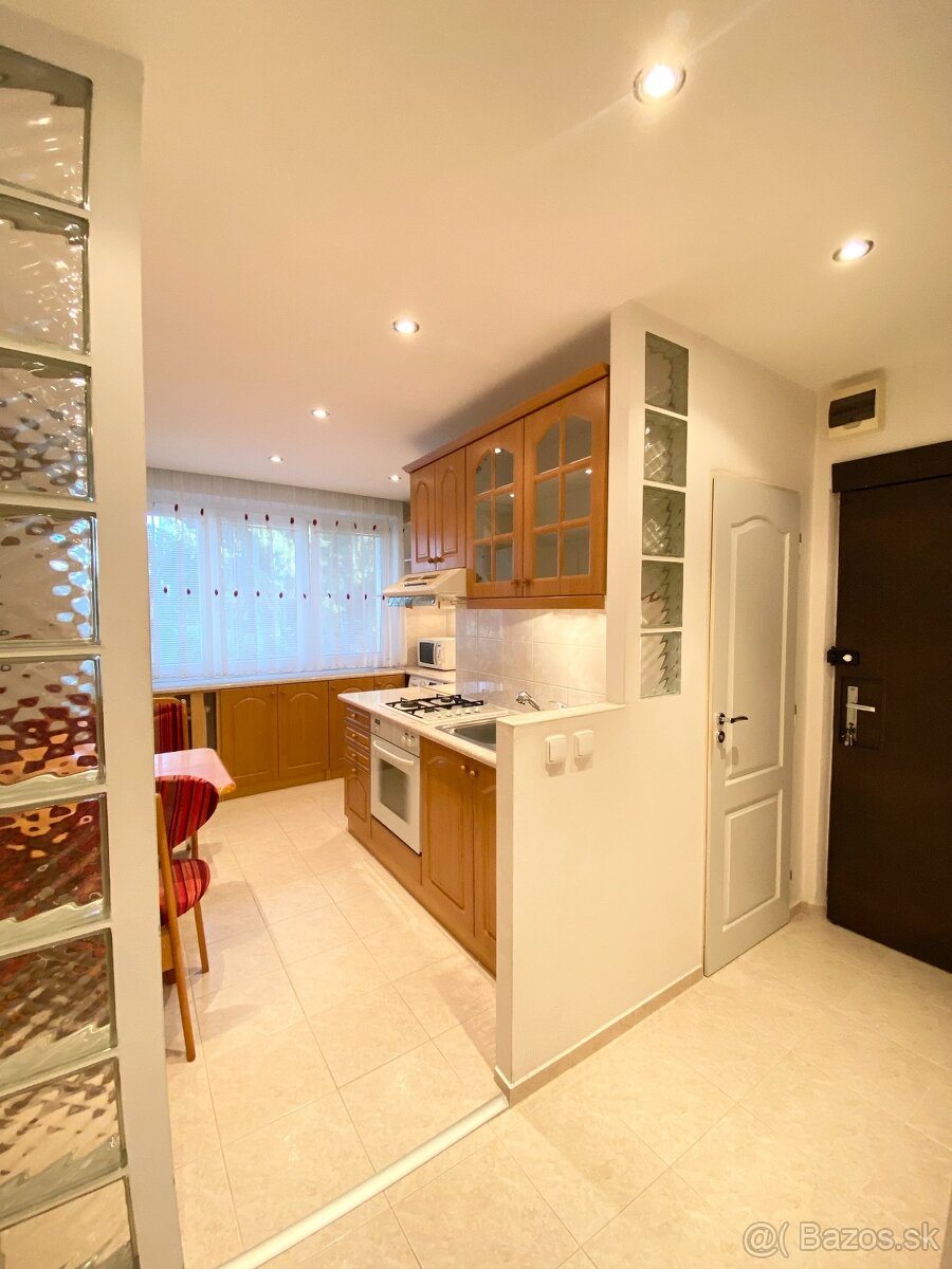 NA PRENÁJOM PRIESTRANNÝ 3-IZBOVÝ BYT V SKVELEJ LOKALITE, - 5