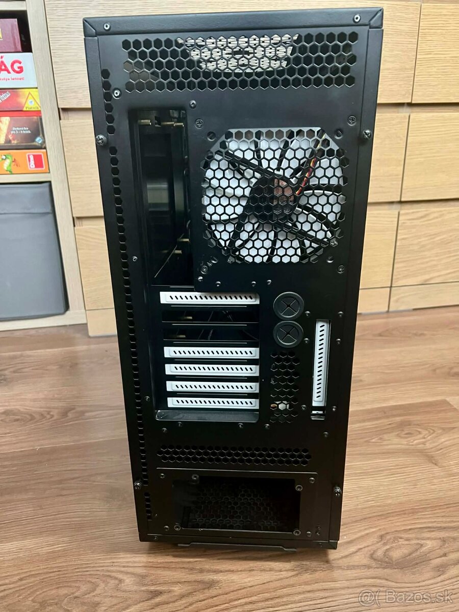 Skrinka Fractal Design Define - 5