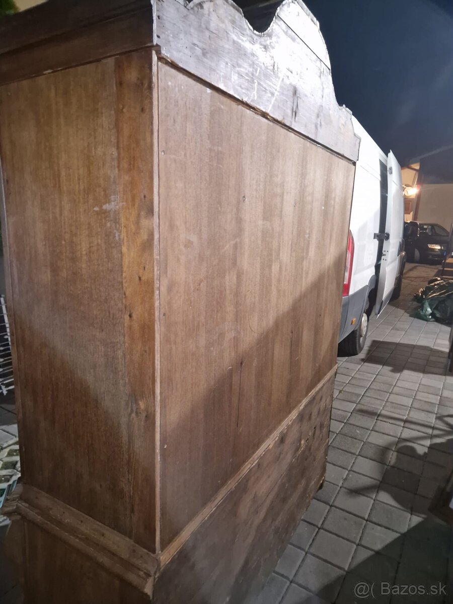 10 - Predám masívnu dubovú vitrínu so zásuvkami - 5