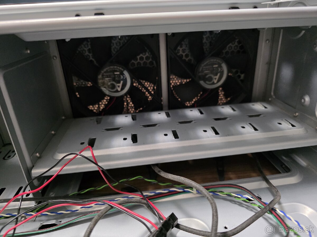 Predám PC Skriňu Antec Three Hundred - 5