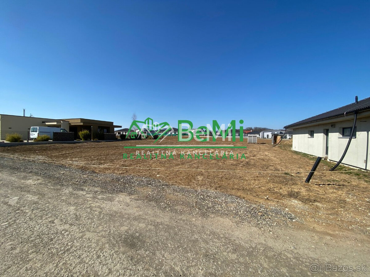 Pozemok ( 969 m2) so stavebným povolením + projekt Malý Lapá - 5