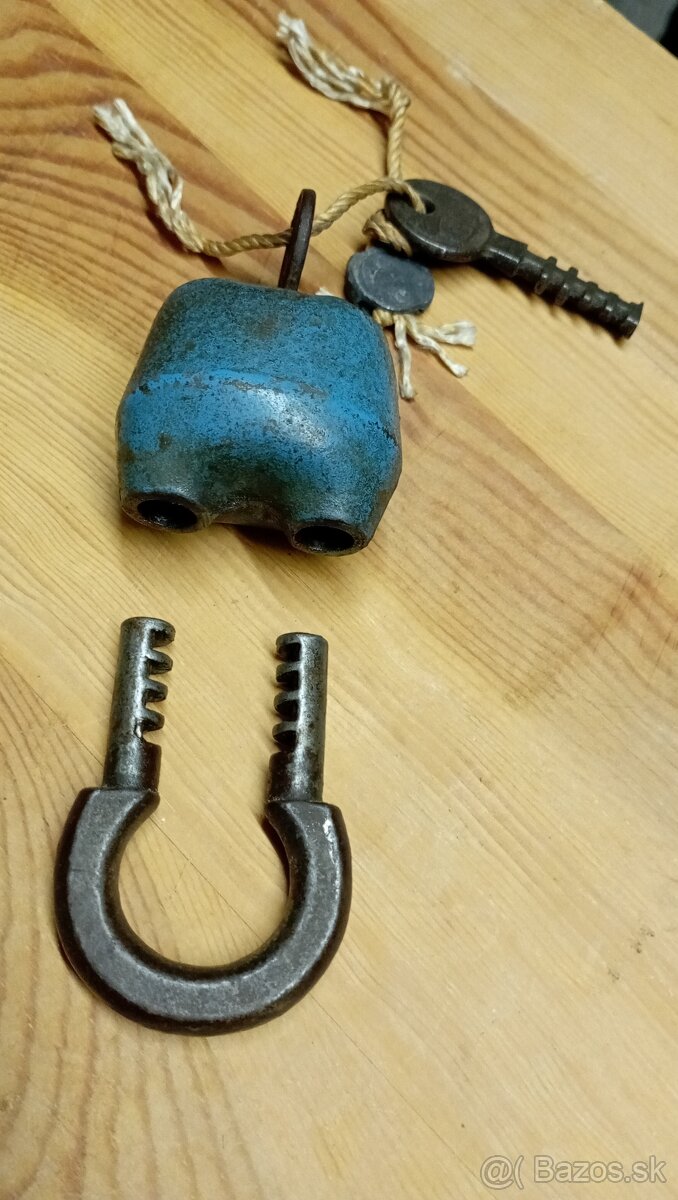 Starý visiaci zámok.. - 5