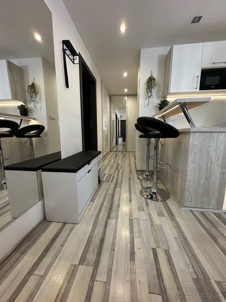 Na prenajom 2 izbový kompletne zrekonštruovaný byt v Komárne - 5