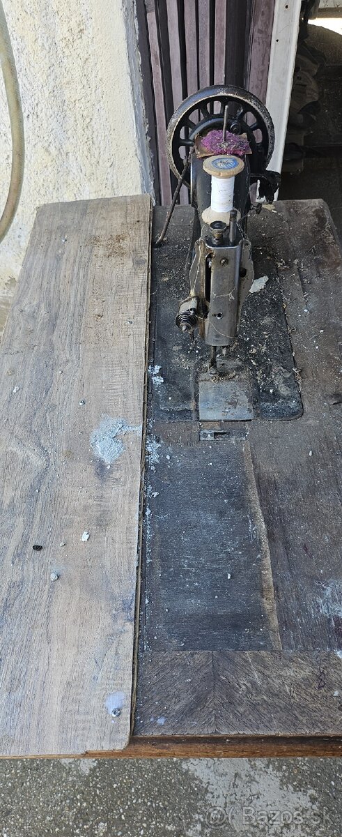Starý šijací stroj - 5