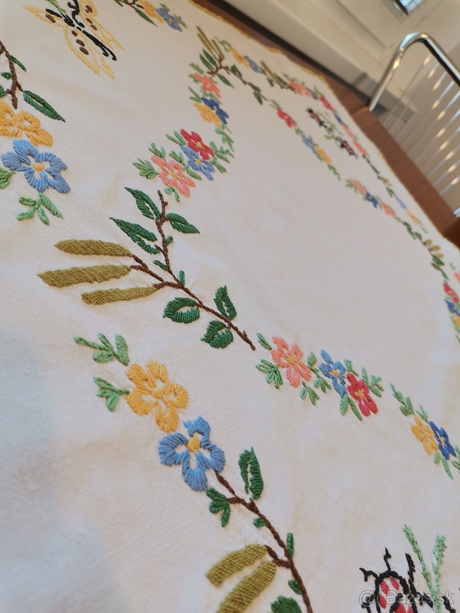 Vyšívaný obrus - 5