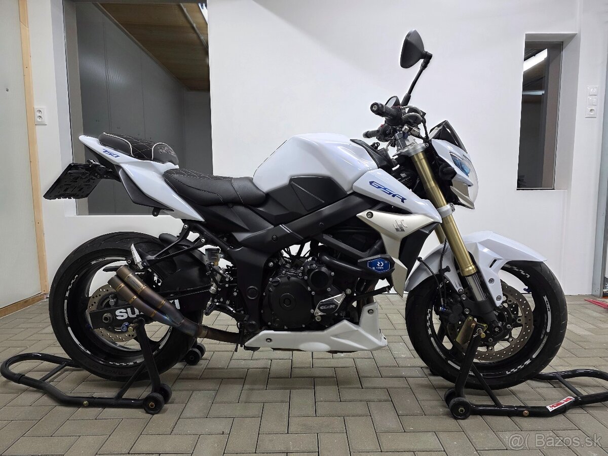 Suzuki GSR750 - 5