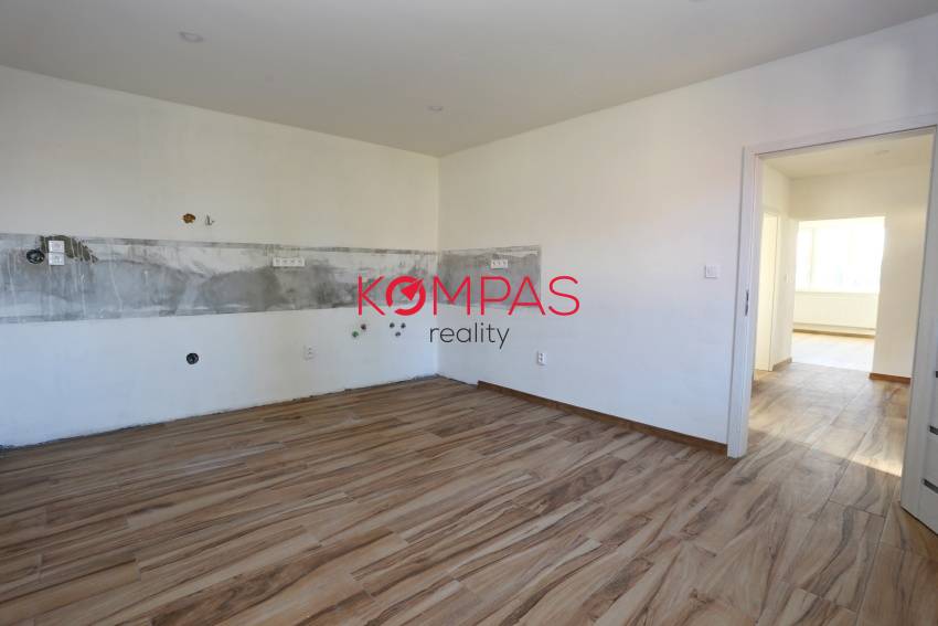 KOMPLETNE-NOVO PREROBENÝ DOM, STAČÍ SA IBA NASŤAHOVAŤ, HALIČ - 5