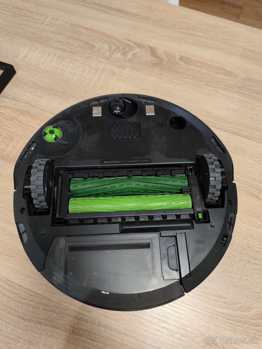 Robotický vysávač iRobot Roomba j7 715840 - 5