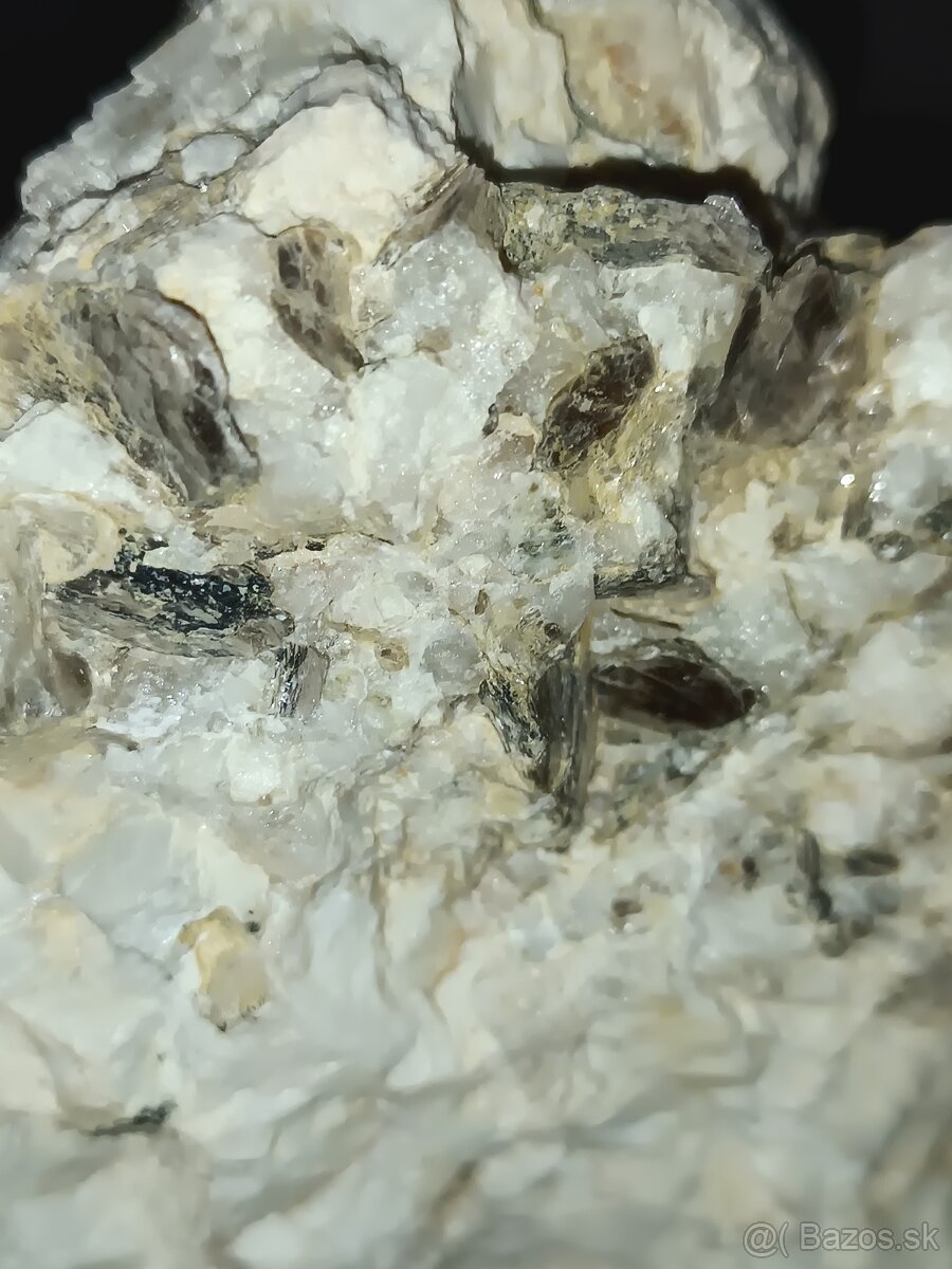 Čierny turmalín v hornine - 5