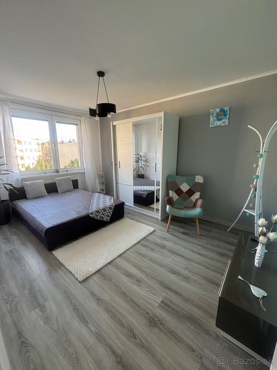 Ponúkam do dlhodobého prenájmu 3 izbový byt v BOJNICIACH - 5