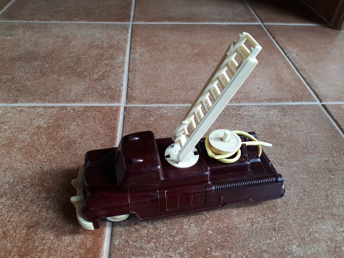 Stara hracka - Stare auto : Hasicske auto od IGRA - 5