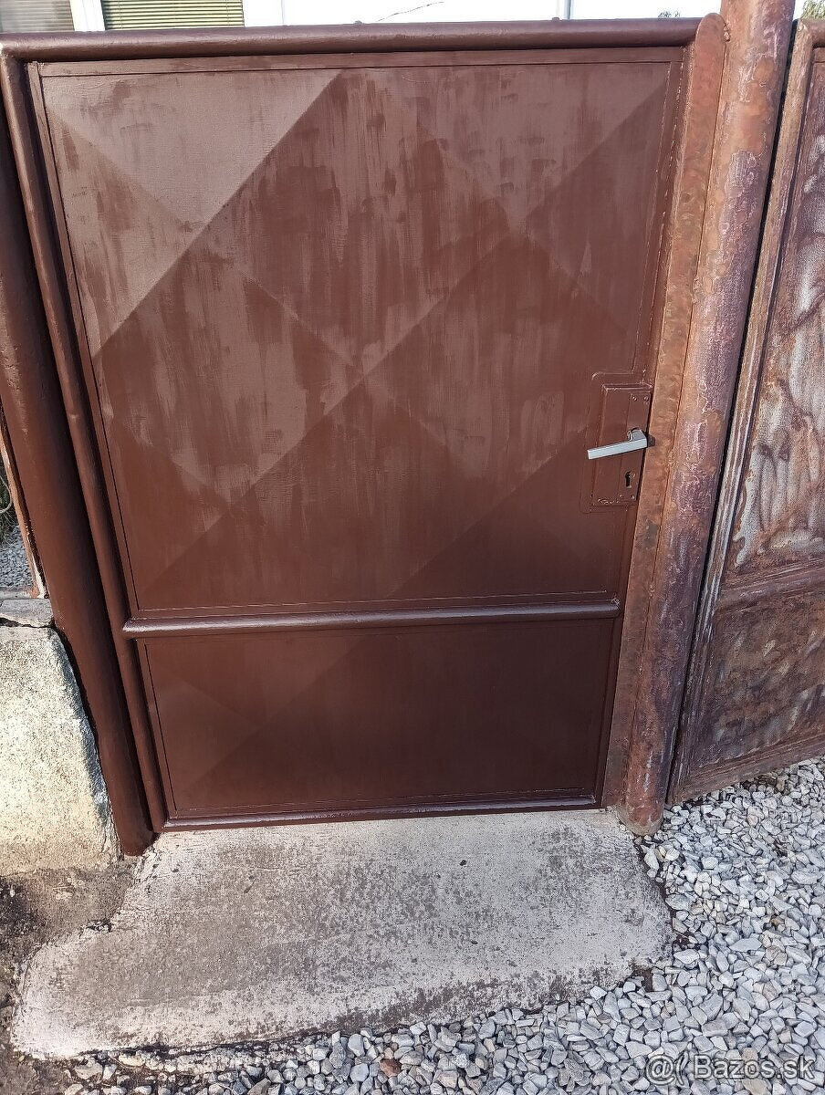 Predám dvojkrídlová brána + bránička - 5