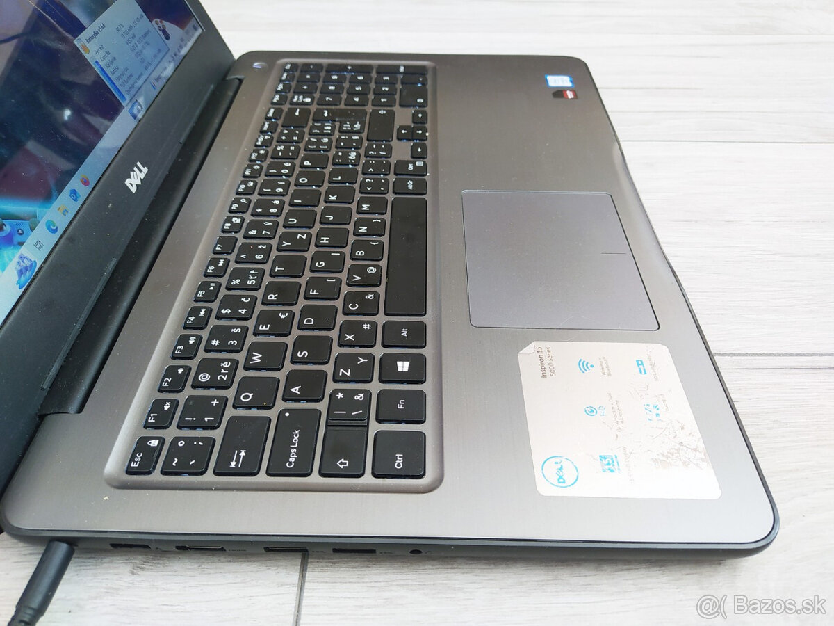 notebook Dell - 15.6", i3-6006u, 2x grafika, 8GB, 256GB SSD - 5