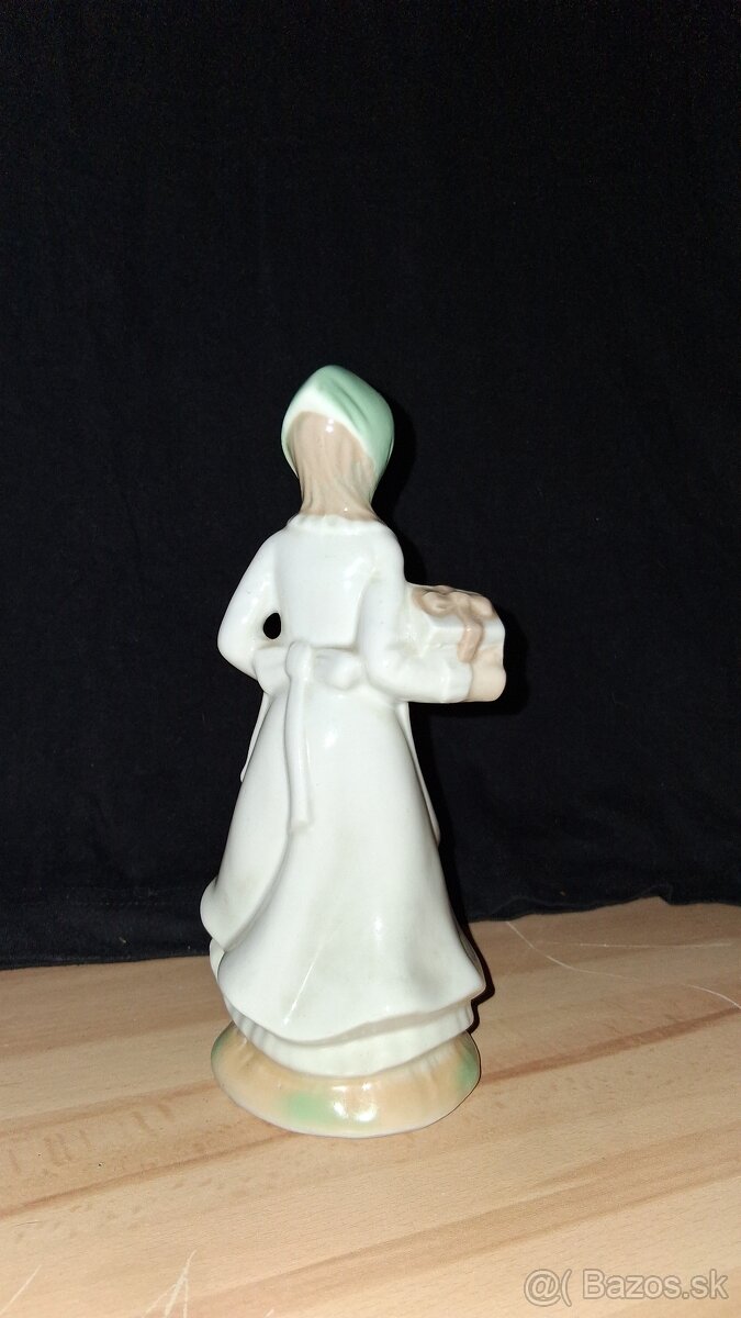 Predám porcelánovú figúrku/sošku Dievča s balíčkom - 5