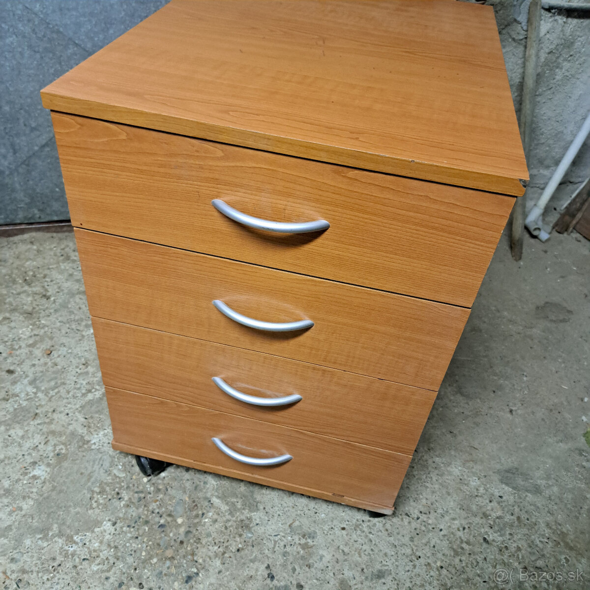 Darujem kancelárske stoly, policu, kontajner, vešiak - 5