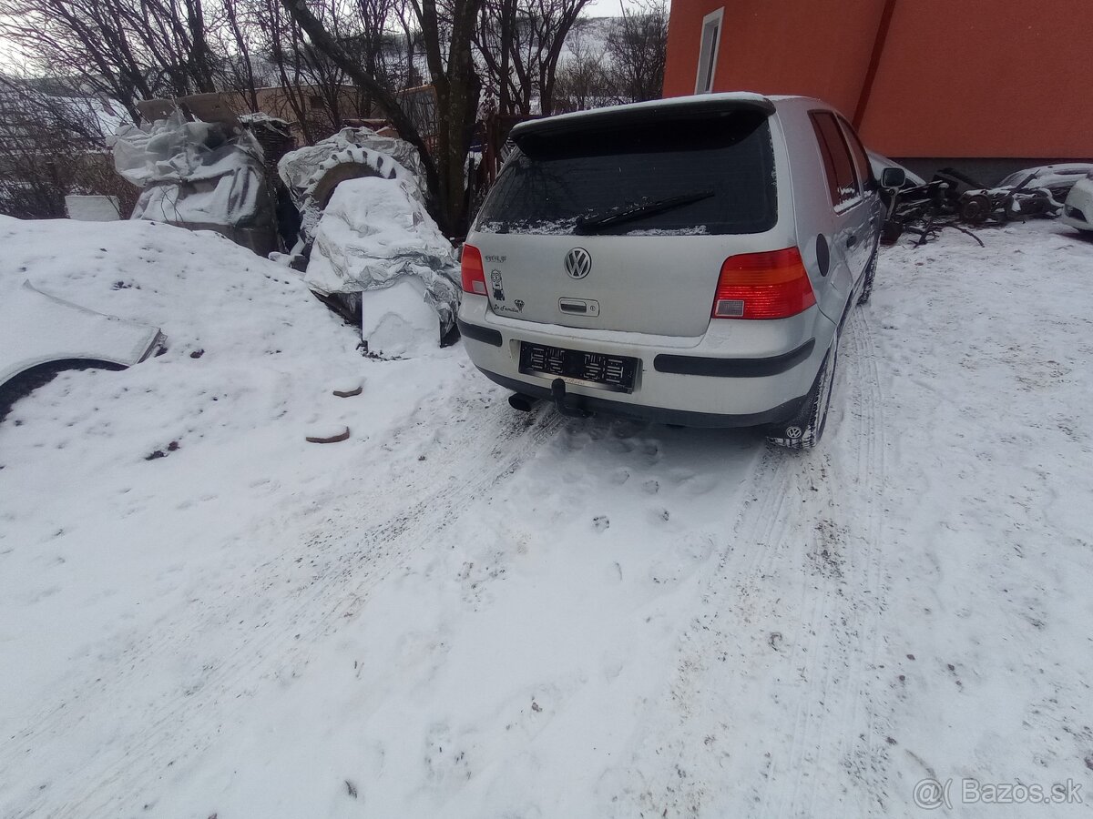 Golf 4 motor 1,4i na náhradné diely alebo v celku za 300 - 5