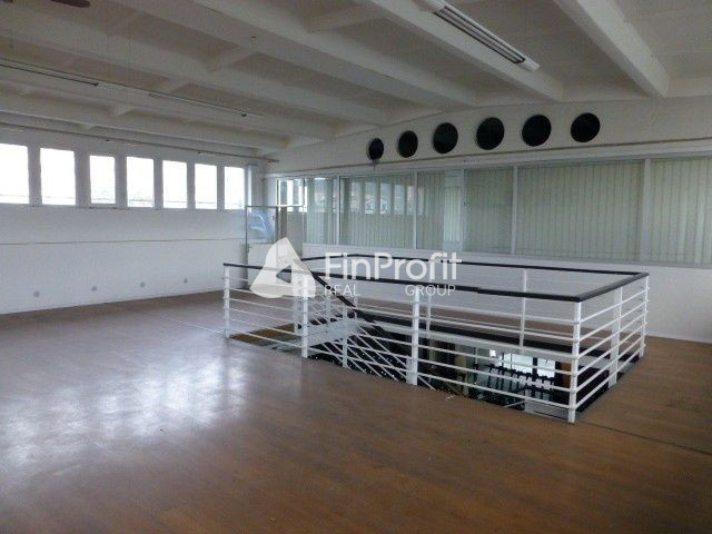 Obchodno-skladový priestor so vstavanou administratívnou čas - 5