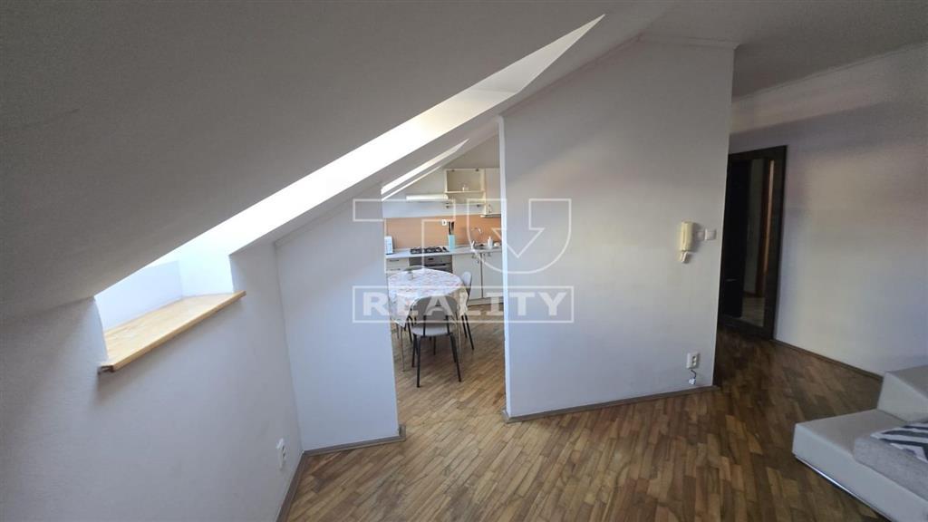 TU reality ponúka Jedinečný 3-izbový podkrovný byt v... - 5