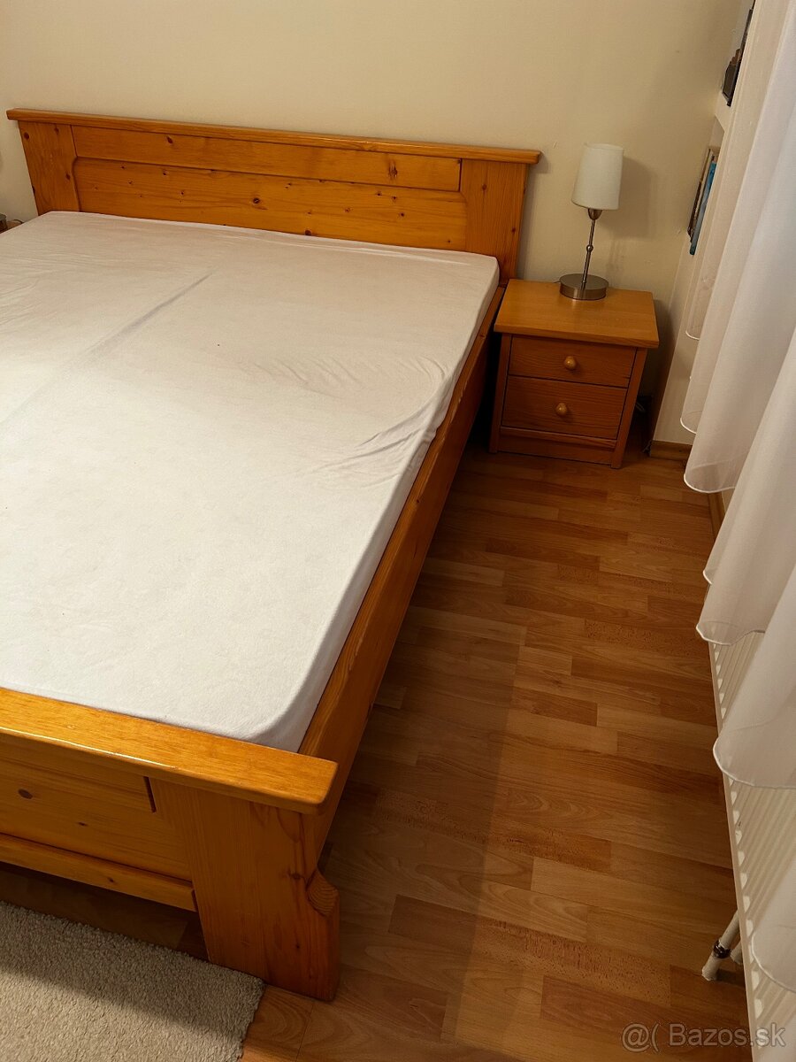 Predám drevenú spálňovú zostavu (posteľ, nočné stolíky, komo - 5