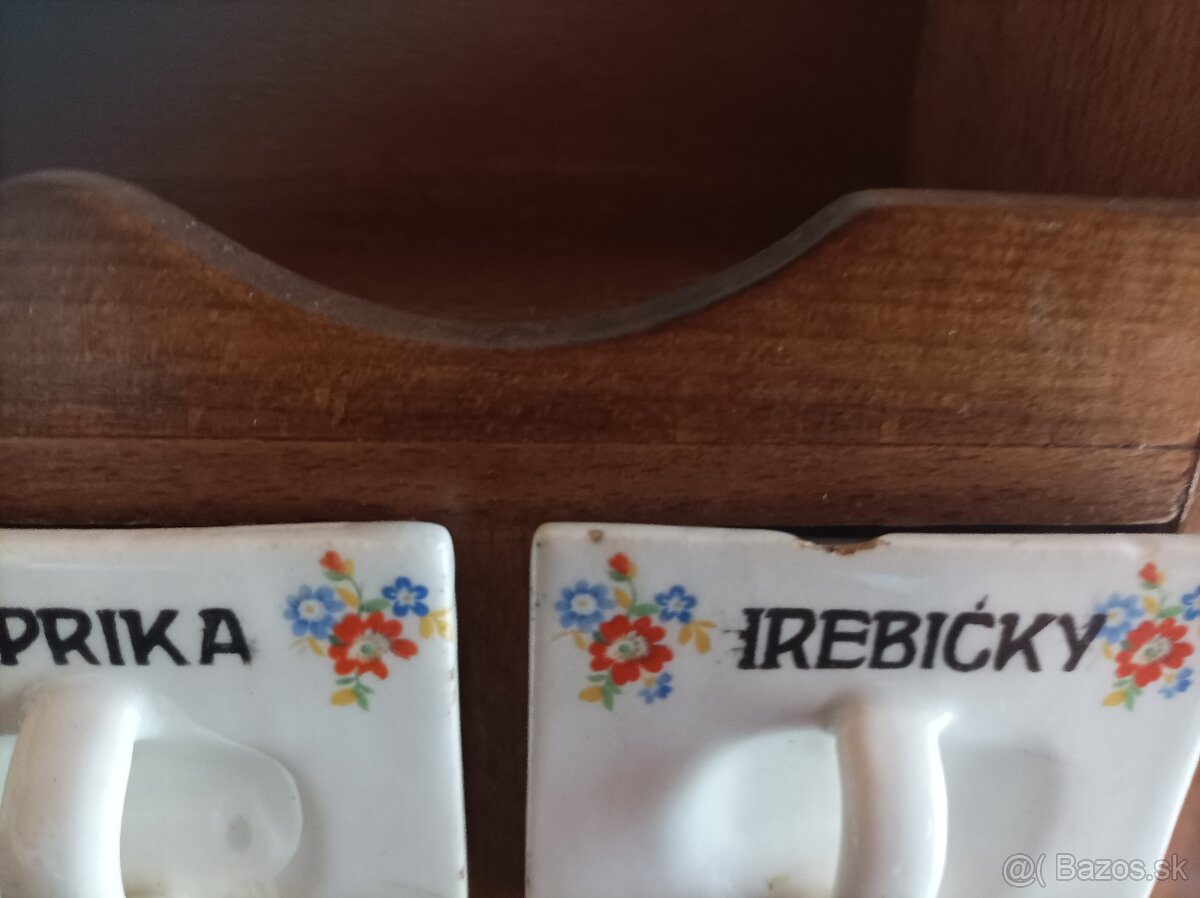 Starožitné koreničky v drevenej poličke - 5