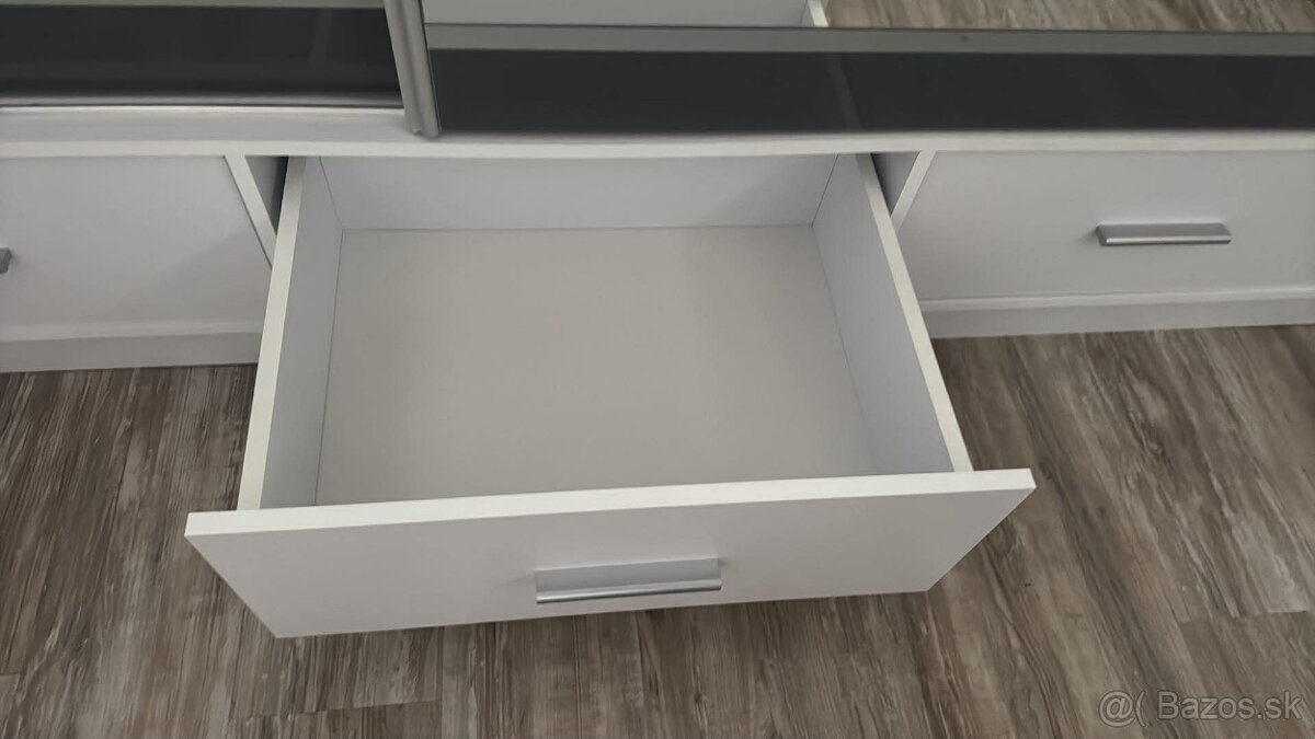 Skriňa so zrkadlom 230x250cm - 5