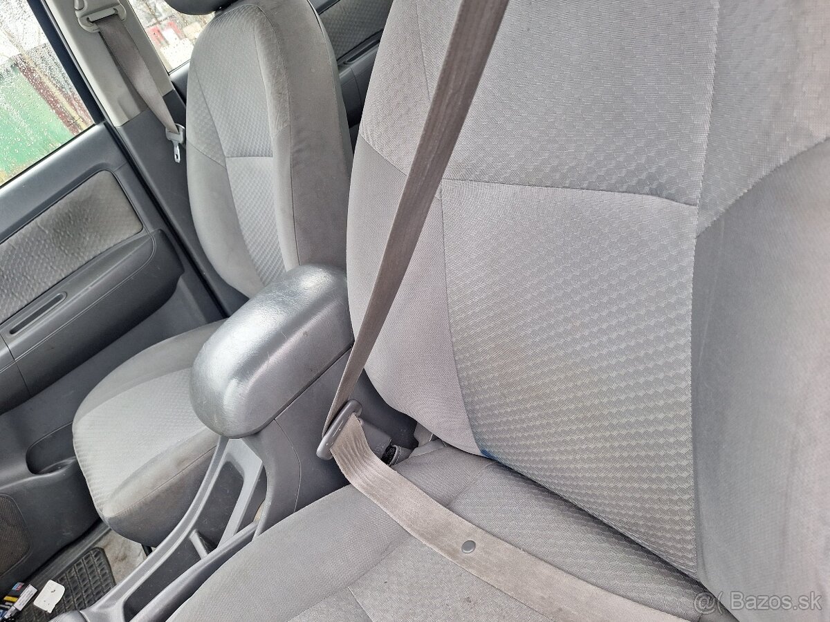 TOYOTA HILUX 2,5 DIESEL 4X4 UZÁVIERKU MA