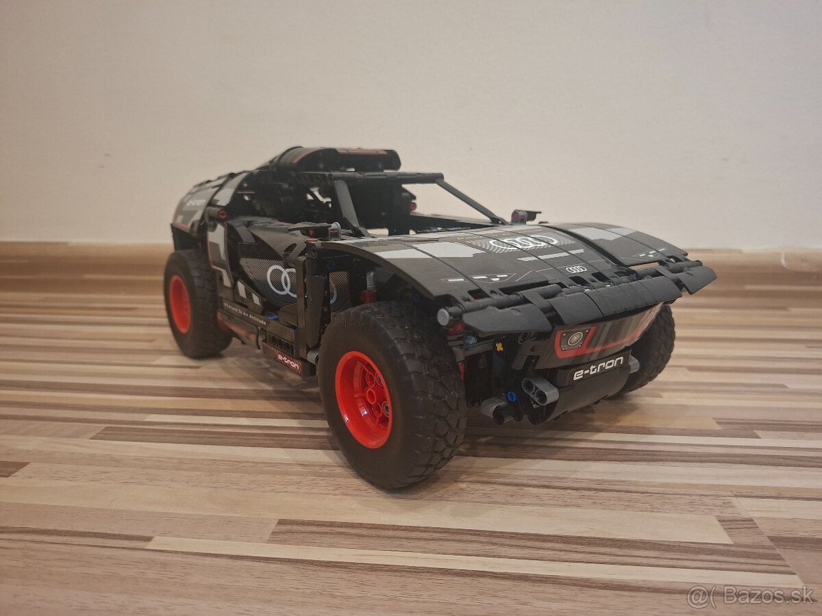Predám LEGO Technic set Audi RS Q e-tron (42160) - 5